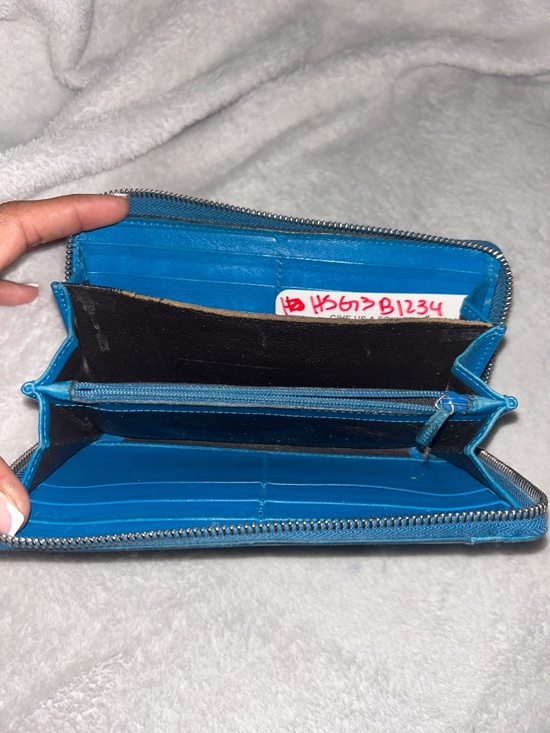 BOTH GUCCI WALLETS , COA INCLUDED. - Picture 4 of 4